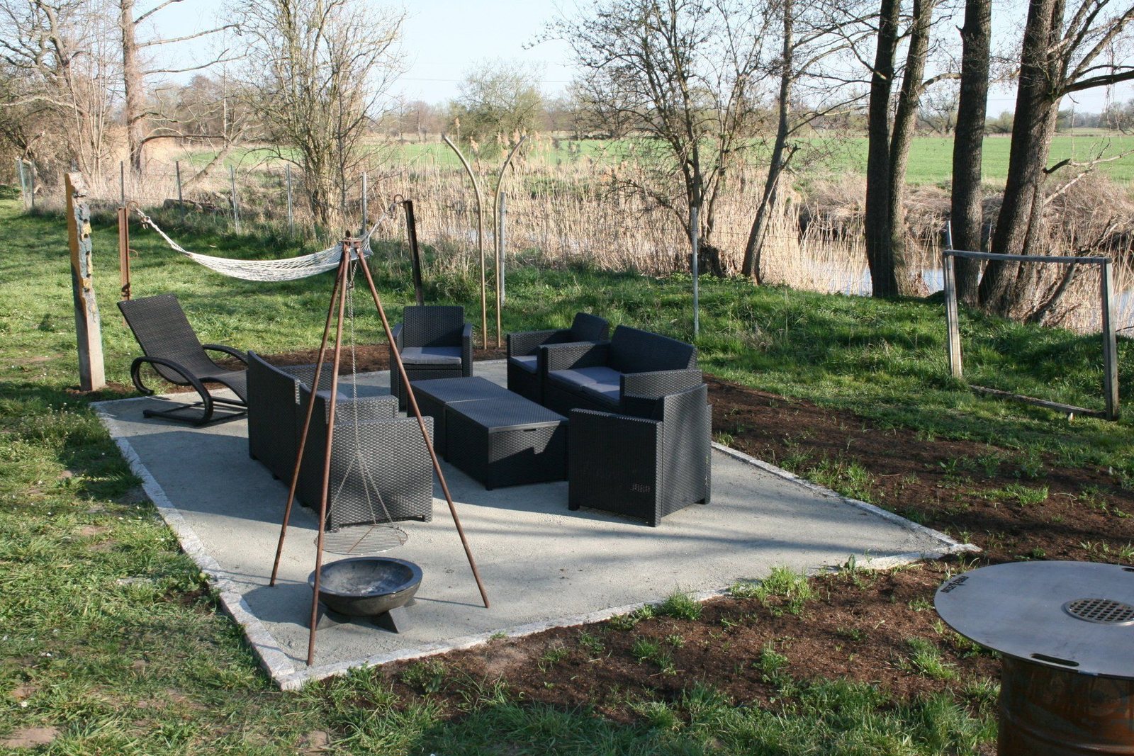 Feuerstelle und Sitzplatz auf der Trüffelplantage