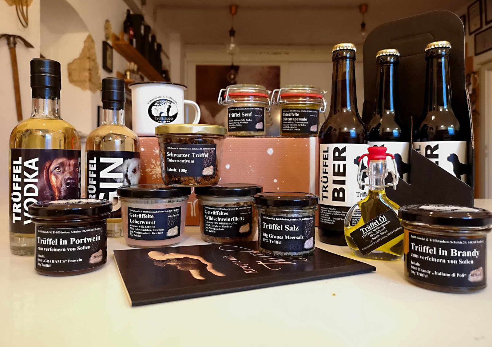 Trüffelbier, Trüffel-Vodka, Trüffel-Gin und Gläser mit Trüffelspezialitäten