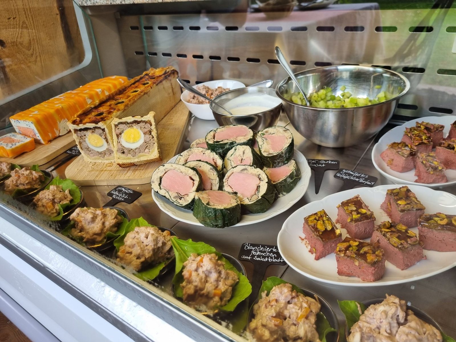 Vitrine mit französischen Pasteten und Trüffelspezialitäten