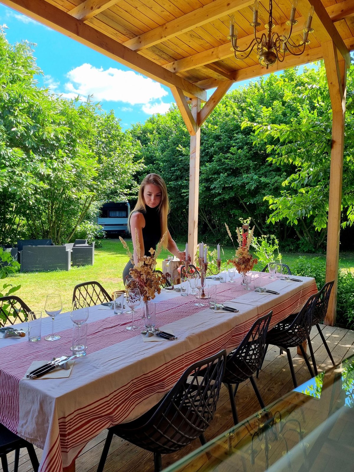 Gedeckte Tafel unter dem Pavillon auf der Trüffelplantage